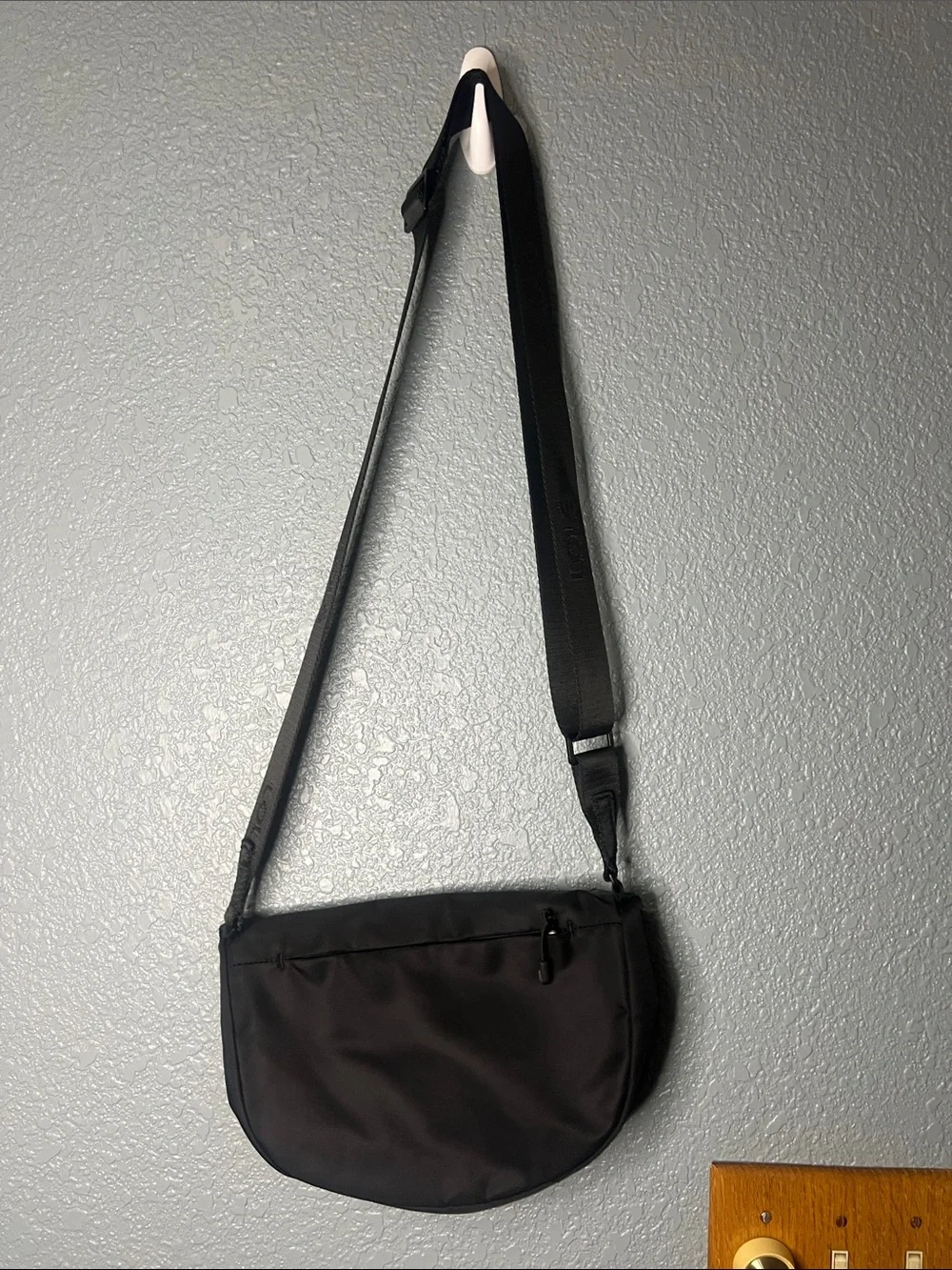 LOLE Adjustable Crossbody Bag Flap Magnetic Closure One Size Purse Bag BLACK